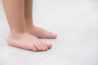 Causes and Symptoms of Flat Feet in Children
